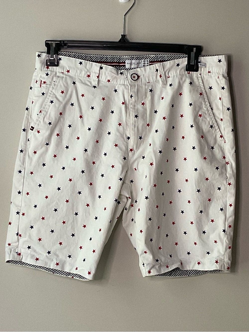 Cactus White Flat-Front Shorts with Red & Navy Star Print Sz 32